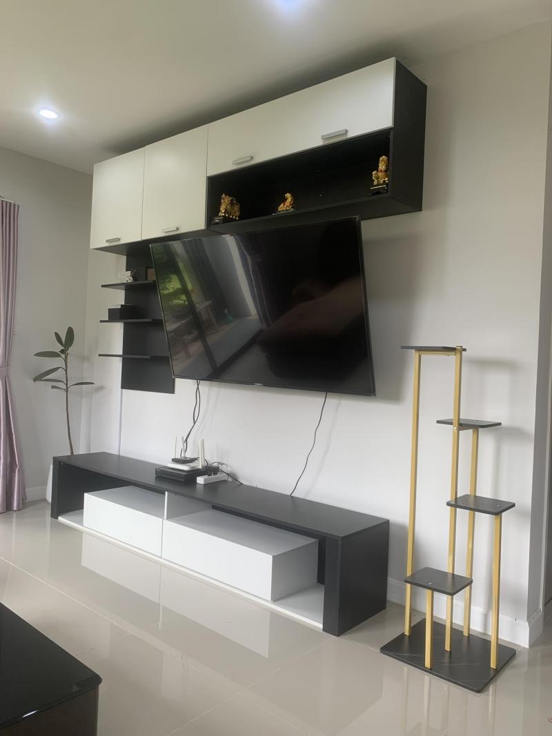 SW000676 ขายบ้าน หมู่บ้าน กาญจน์กนกวิลล์ 18 เชียงใหม่โลเคชัน       :  สันผักหวานเชียงใหม่ขนาดที่ดิน    :    107.40 ตารางวาพื้นที่ใช้สอย  :     191 ตารางเมตรจำนวนชั้น    :        2      ชั้นประเภทบ้าน  :       4ห้องนอน   3ห้องน้ำ ที่จอดรถ      :        4  ราคาขาย :  6.5 ล้านบาท โอนคนละครึ่งสถานที่ใกล้เคียง-  โรงเรียนนานาชาติลานนา-  โรงเรียนนานาชาติปัญญาเด่น-   โรงเรียนนานาชาติ Americana Chinese International-  กาดฝรั่ง- แม็คโครหางดง- บิ๊กซี