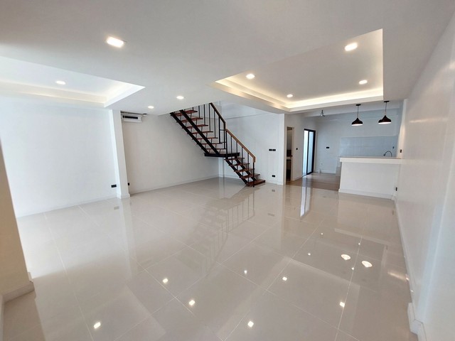 ขายทาวน์โฮม 2 ชั้น สุขุมวิท 89/1 ห่างจาก BTS บางจาก เพียง 400 เมตรใกล้ห้างเซ็นจูรี่ เดินทางง่ายสิ่งอำนวยความสะดวกครบครัน