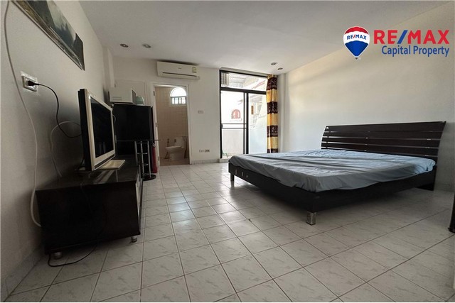 ขายสตูดิโอชั้นสูงในพระตำหนัก เพลิดเพลินกับความสะดวกสบายของสระว่ายน้ำบนชั้นดาดฟ้า ที่จอดรถเฉพาะ และทำเลที่ดีเยี่ยม ห่างจากหาดโคซี่โดยใช้เวลาเดินเพียง 5 นาที โรงงานช็อกโกแลต Sky Gallery และ The Forest ช่วยเพิ่มเสน่ห์ให้กับย่านนี้ ติดต่อเราตอนนี้เพื่อดู!คุณสมบัติที่สำคัญ:25 ตร.ม.ตกแต่งใหม่ทั้งหลัง,ชั้น 6วิวเมืองการเข้าถึงอินเตอร์เน็ตไร้สาย,กรรมสิทธิ์ในต่างประเทศค่�