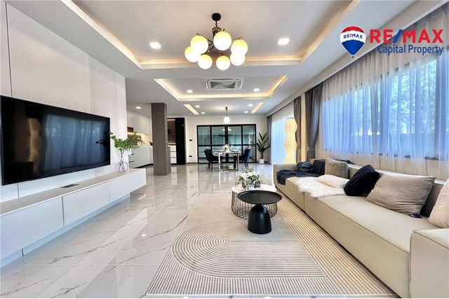 วิลล่าที่ดีที่สุดในพัทยาราคาไม่เกิน 10 ลบ.บ้านเดี่ยวตกแต่งทันสมัยในราคาเริ่มต้นเพียง 9.5 ลบ.5 ห้องนอน 5 ห้องน้ำ 4 ที่จอดรถ + 2 ห้องนั่งเล่น + ห้องครัวใหญ่ที่ดินครอบคลุมพื้นที่ 318 ตารางเมตร และพื้นที่ใช้สอย 260 ตารางเมตรการเดินทางสะดวก 5 นาที จากถนนสุขุมวิท5 นาทีจากร้านคิงเพาเวอร์ดิวตี้ฟรี10 นาที จากโรงเรียนนานาชาติธารา