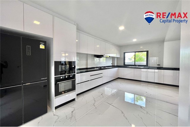 บ้านเดี่ยว 5 ห้องนอนในหมู่บ้านโชคชัยวิลเลจ 9