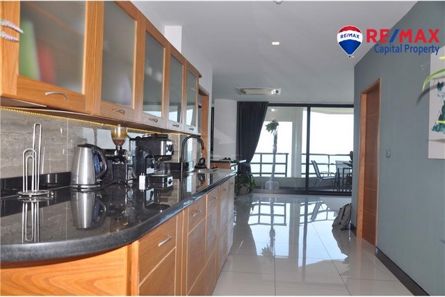 นี่คืออพาร์ทเมนต์หรูสุดพิเศษและตกแต่งทันสมัย!อพาร์ตเมนต์หัวมุมบนชั้น 15 มีห้องครัวพิเศษพร้อมอุปกรณ์ครบครัน (รวมทั้งเครื่องซักผ้าและเครื่องอบผ้า) เนื่องจากอพาร์ทเมนท์ตั้งอยู่หัวมุม ห้องนั่งเล่นจึงมองเห็นวิวทะเลแบบพาโนรามาอันงดงาม!ห้องนอนใหญ่พร้อมพื้นที่ตู้เสื้อผ้าในตัวและห้องน้ำกว้างขวาง! ห้องนอนอีกห้องพร้อมห้องน้ำในตัวช่วยเติมเต็มพื้นที่ แล�