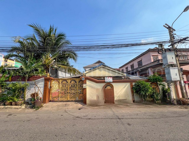 รหัสทรัพย์  5046บ้านเดี่ยว ศิริสุข ช่างอากาศอุทิศ 28 ดอนเมืองที่ตั้ง : ช่างอากาศอุทิศ 28 ถนนช่างอากาศอุทิศ แขวงดอนเมือง เขตดอนเมือง กรุงเทพมหานคร 10210รายละเอียดทรัพย์ - บ้านเดี่ยว 1 ชั้น, ขนาดพื้นที่ 55 ตารางวา, พื้นที่ใช้สอย 130 ตารางเมตร- หน้ากว้าง 11 เมตร, ความลึก 20 เมตร- 3 ห้องนอน, 2 ห้องน้ำ, 3 ที่จอดรถสถานที่และทำเลใกล้เคียง- อยู่บนถนนช่างอากาศอุทิศ 28- ถนนหลัก วิภาวดี-รังสิต- ใ