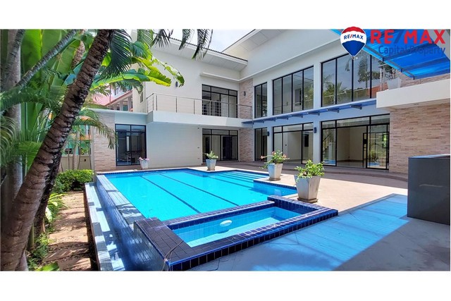 ขอแนะนำอสังหาริมทรัพย์ขนาด 1 ไร่ที่สวยงามพร้อมบ้านขนาด 832 ตร.ม. และเกสต์เฮาส์บนพื้นที่ 381 ตรว. (เทียบเท่า 1,524 ตร.ม.) ที่พักสุดพิเศษนี้มีห้องนอนกว้างขวาง 9 ห้องและห้องน้ำ 13 ห้อง มีพื้นที่กว้างขวางสำหรับทั้งการพักผ่อนและความบันเทิงสวนที่สวยงามตั้งอยู่ภายในพื้นที่กว้างขวาง เหมาะสำหรับการสังสรรค์กลางแจ้งและเพลิดเพลินกับความงามของธรรมชาติ ที่พักยังมีห้องออกก