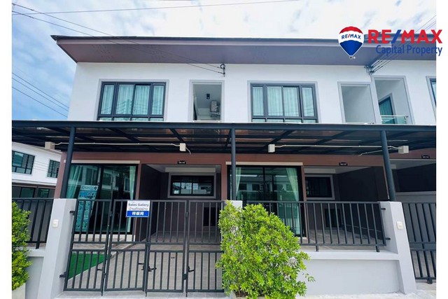 ทาวน์โฮม 3 ห้องนอน ในหมู่บ้านโชคชัยวิลเลจ 9          