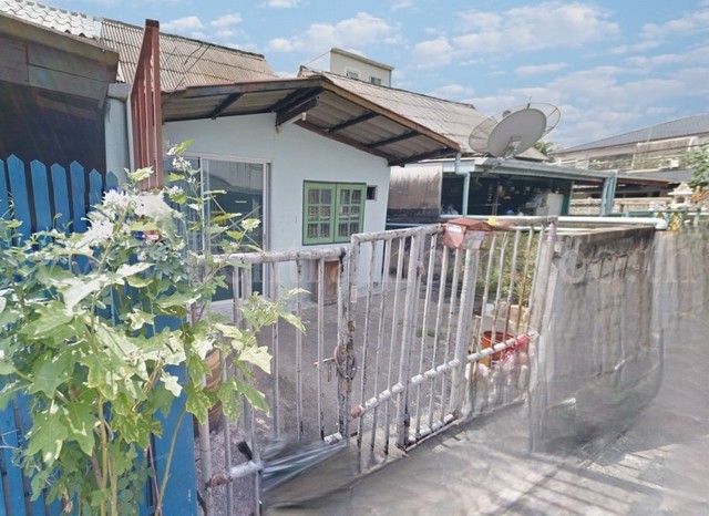 รหัสทรัพย์ 4968หมู่บ้าน การเคหะทุ่งสองห้อง หลักสี่ กรุงเทพที่ตั้ง ซอยกำแพงเพชร 6 ซอย 7 แยก 7 แขวงทุ่งสองห้อง เขตหลักสี่ กรุงเทพฯ 10210รายละเอียดทรัพย์- ทาวน์เฮ้าส์ 2 ชั้น, ขนาดพื้นที่ 19.4 ตารางวา, พื้นที่ใช้สอย 110 ตารางเมตร- 2 ห้องนอน, 1 ห้องน้ำ,  - มีพื้นที่บริเวณกว้าง ปรับปรุงต่อเติมเพิ่มพื้นที่ใช้สอยแล้ว สามารถทำด้านบนเพิ่มได้อีกสถานที่และทำเลใกล้เคียง- ใกล้ ไอทีสแควร์