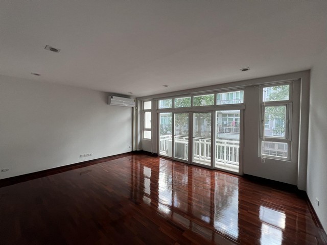 ให้เช่าทาวโฮม   ใกล้ทางด่วนซอยสุขุมวิท 54  ม. ในหมู่บ้านหงษ์นคร  3.5 ชั้น ใกล้บีทีเอสอ่อนนุช