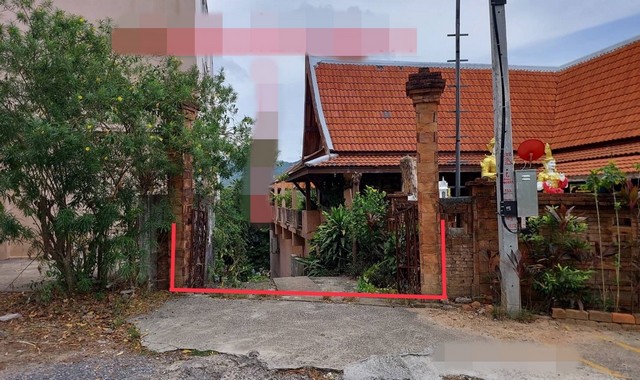 รายละเอียดเพิ่มเติมCode ID : PKK02-13333ราคาขาย          6,773,000 บาท- ขนาดพื้นที่ :    168 ตร.ว (1 งาน / 68 ตร.ว)- พื้นที่ใช้สอย :      224 ตร.ม- จำนวนห้อง :    2 ห้องนอน 2 ห้องน้ำ- ที่จอดรถ :   1-2 คัน- บ้านเดี่ยว :        1 ชั้น- บ้านเดี่ยวหันทางทิศ : -- อายุอาคาร :   17 ปีพิกัดทรัพย์  :      https://maps.app.goo.gl/WMYjeikQV7Hy7wcB8สถานที่ใกล้เคียง- ใกล้เซ็นทรัลสมุย - ใกล้โลตัส เอ็กเพรส สาขาหน้าทอน - ใกล้เทสโก้โลตัส แยกบ่อนไก่ เกาะสมุย สุราษฎร์ธานี - ใกล้วัด�