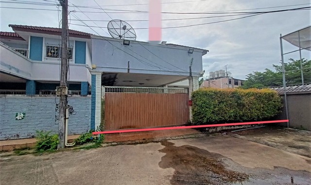 รายละเอียดเพิ่มเติมCode ID :   PKK02-15181ราคาขาย      4,500,000 บาท- ขนาดพื้นที่ :  51 ตร.ว - พื้นที่ใช้สอย :    240.22 ตร.ม- จำนวนห้อง :   3 ห้องนอน 4 ห้องน้ำ- ที่จอดรถ :      1-2 คัน- บ้านเดี่ยว :       2 ชั้น- บ้านเดี่ยวหันทางทิศ : -- อายุอาคาร :    13 ปีพิกัดทรัพย์  :    https://maps.app.goo.gl/vargMdio5gEWibCc7สถานที่ใกล้เคียง- ใกล้สำเพ็งหาดใหญ่- ใกล้โลตัส หาดใหญ่ - ใกล้เมกาโฮม หาดใหญ่- ใกล้ไทวัสดุ สาขาหาดใหญ่สอบถามเพิ่มเติม/นัดชมโทร. 097-419-5982(พลอย)โทร