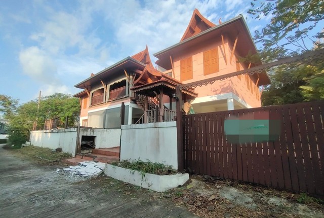 รายละเอียดเพิ่มเติมCode ID :   PKK02-09272ราคาขาย        8,980,000 บาท- ขนาดพื้นที่ :  170.60 ตร.ว (1 งาน / 70.60 ตร.ว)- พื้นที่ใช้สอย :    469.25 ตร.ม- จำนวนห้อง :   6 ห้องนอน 8 ห้องน้ำ- ที่จอดรถ :     1-2 คัน- บ้านครึ่งตึกครึ่งไม้  :     2 ชั้น- บ้านครึ่งตึกครึ่งไม้หันทางทิศ : -- อายุอาคาร :     22 ปีพิกัดทรัพย์ :     https://maps.app.goo.gl/6884NM8dxpbTzK3N8สถานที่ใกล้เคียง- ใกล้มินิบิ๊กซี บ้านปลายแหลม สมุย- ใกล้เทสโก้โลตัส แยกบ่อนไก่ เกาะสมุย สุราษฎร์ธานี - ใ�