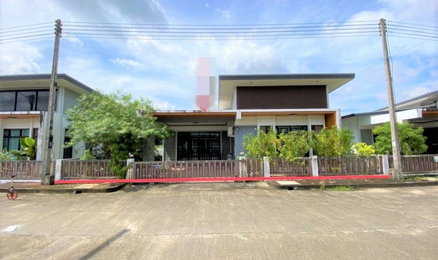 รายละเอียดเพิ่มเติมCode ID :   PKK02-14819ราคาขาย      3,500,000 บาท- ขนาดพื้นที่ :   54.90 ตร.ว - พื้นที่ใช้สอย :     127.75 ตร.ม- จำนวนห้อง :   3 ห้องนอน 2 ห้องน้ำ- ที่จอดรถ :      1-2 คัน- บ้านเดี่ยว :       1 ชั้น- บ้านเดี่ยวหันทางทิศ : -- อายุอาคาร :    6 ปีพิกัดทรัพย์  :    https://maps.app.goo.gl/hN32vcpzg67vvai16สถานที่ใกล้เคียง- ใกล้โลตัส โกลเฟรช สิงหนคร- ใกล้โลตัส โกเฟรช บ้านควนหิน สงขลา- ใกล้โรงพยาบาลส่งเสริมสุขภาพตำบลน้ำน้อย - ใกล้ตลาดเบญจพรส�