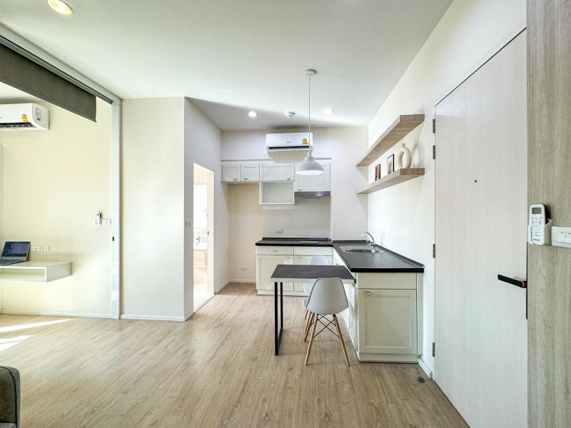 ขาย S1 พระราม 9 คอนโด ห้องสวยมาก รีโนเวทใหม่สไตล์ Minimal ลากกระเป๋า พร้อมเข้าอยู่ได้เลย  ขาย S1 พระราม 9  คอนโด รีโนเวทใหม่หมด สไตล์ Minimal เพียง ราคา 1,990,000 บาทห้องน่าอยู่มาก ดูอบอุ่น Cozy ชั้น 3 ตึก B เห็นวิวต้นไม้ของโครงการ และวิวเมือง ???? ขนาด 32.84 ตร.ม. 1 ห้องนอน 1 ห้องน้ำ- แถมบิวท์ชุดตู้ เตียง ผนังทีวี และชุดเคาน์เตอร์ครัวตัว L พร้อมอ่างล้างจาน มูลค่ารวมกว่า 300,000 บาท- มีแอร์ให้ 2 ตัว และเ�