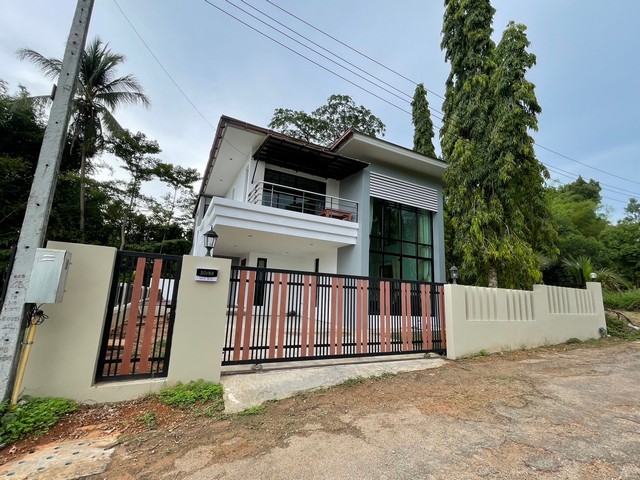 #ขาย/ให้เช่าบ้าน บ้านเดี่ยว 75 ตารางวา ทำเลดีที่สุด  ถนนศรีพังงา 6 (ตรงข้ามปั้มน้ำมัน Shell ตลาดเก่า) พื้นที่ใช้สอย 285 ตรม. #ที่ตั้ง ตำบลกระบี่ใหญ่ อำเภอเมืองกระบี่ จังหวัดกระบี่ 81000#รายละเอียดเพิ่มเติม- บ้านเดี่ยว 75 ตารางวา- พื้นที่ใช้สอย 285 ตรม.- ขนาด 4 ห้องนอน 3 ห้องน้ำ1 ห้องโถงใหญ่ 1 ห้องครัว1 ห้องเก็บของ         - ระเบียงนั่งเล่น- จอดรถ 2 คัน#พร้อม*เฟอร์นิเจอร์ ห้องนอนใหญ่*แอร์เพด