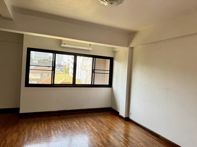 ให้เช่าทาวโฮม4 ชั้น เนื้อที่ 40 ตรว.ห้องใหญ่ 8 หัอง ห้องน้ำ 5 หัอง 4ที่จอดรถ    มีดาดฟ้า สุขุมวิทซอย4 ใกล้บีทีเอส นานา