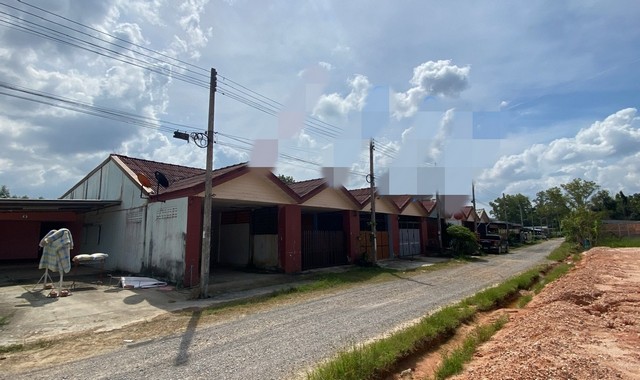 รายละเอียดเพิ่มเติมCode ID : PKK02-14299ราคาขาย       3,207,000 บาท- ขนาดพื้นที่ :    75.70 ตร.ว- พื้นที่ใช้สอย :     125 ตร.ม- จำนวนห้อง :   2 ห้องนอน 1 ห้องน้ำ- ที่จอดรถ :  1-2 คัน- บ้านเดี่ยว :     1 ชั้น- บ้านเดี่ยวหันทางทิศ : -- อายุอาคาร :    9 ปีพิกัดทรัพย์  :    https://maps.app.goo.gl/Zq6g3bdcyCSqQBEC7สถานที่ใกล้เคียง- ใกล้โลตัส โกเฟรช เอสโซ่ หาดใหญ่ สงขลา - ใกล้บิ๊กซี ซูเปอร์เซ็นเตอร์ หาดใหญ่ (คลองแห)- ใกล้โรงพยาบาลส่งเสริมสุขภาพตำบลคลองแห-