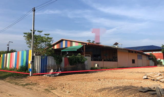 รายละเอียดเพิ่มเติมCode ID : PKK02-14163ราคาขาย       3,485,000 บาท- ขนาดพื้นที่ :    237.30 ตร.ว (2 งาน / 37.30 ตร.ม) - พื้นที่ใช้สอย :     353.60 ตร.ม- จำนวนห้อง :   3 ห้องนอน 2 ห้องน้ำ- ที่จอดรถ :  1-2 คัน- บ้านเดี่ยว :     1 ชั้น- บ้านเดี่ยวหันทางทิศ : -- อายุอาคาร :    10 ปีพิกัดทรัพย์  :    https://maps.app.goo.gl/PZUnaSgBsCaQsC6C8สถานที่ใกล้เคียง- ใกล้โลตัส โกเฟรช ทุ่งตำเสา - ใกล้โรงเรียนวัดหูแร่- ใกล้โรงเรียนบ้านทุ่งเลียบ- ใกล้โรงเรียนบ้านบึงพิชัยสอบถา