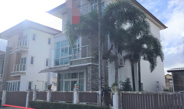 รายละเอียดเพิ่มเติมCode ID : PKK02-13484ราคาขาย       8,000,000 บาท- ขนาดพื้นที่ :    59.60 ตร.ว - พื้นที่ใช้สอย :     221.54 ตร.ม- จำนวนห้อง :   3 ห้องนอน 5 ห้องน้ำ- ที่จอดรถ :  1-2 คัน- บ้านเดี่ยว :     3 ชั้น- บ้านเดี่ยวหันทางทิศ : -- อายุอาคาร :    9 ปีพิกัดทรัพย์  :    https://maps.app.goo.gl/qwr3ud9GVfx8ftW1Aสถานที่ใกล้เคียง- ใกล้โลตัส โกเฟรช หาดใหญ่ วิลเลจ- ใกล้มินิบิ้กชี ถนนคลองเตยพัฒนา- ใกล้โลตัส โกเฟรช คลองแห สงขลา- ใกล้โรงพยาบาลส่งเสริมสุขภ�