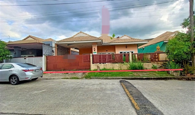 รายละเอียดเพิ่มเติมCode ID :    PKK02-10438ราคาขาย       2,587,000 บาท- ขนาดพื้นที่ :   67.40  ตร.ว - พื้นที่ใช้สอย :   133.15 ตร.ม- จำนวนห้อง :    1 ห้องนอน 1 ห้องน้ำ - ที่จอดรถ :    1-2 คัน- บ้านเดี่ยว  :    1 ชั้น- บ้านเดี่ยวหันทางทิศ : -- อายุอาคาร :      14 ปีพิกัดทรัพย์   :    https://maps.app.goo.gl/kPM9zP5AzD8HUjCC7สถานที่ใกล้เคียง- ใกล้สำเพ็งหาดใหญ่ - ใกล้โลตัส หาดใหญ่- ใกล้โรงพยาบาลส่งเสริมสุขภาพตำบลควนลัง- ใกล้ตลาดควนลัง (หยุดเฉพาะวันจันทร์)สอบถ