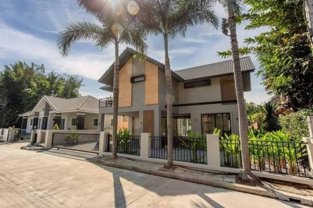 เพียง 8.89 ล้าน เปิดตัวน้องใหม่ป้ายแดง พร้อมให้จับจองเป็นเจ้าของกันแล้ว #บ้านพูลวิลล่ารีโนเวทใหม่ 2 ชั้น ทำเลดี #โซนหางดง #ใกล้กาดฝรั่ง อยู่ในย่านชุมชนที่เงียบสงบ #หิ้วกระเป๋าเข้าอยู่ได้เลยที่ดิน 88 ตารางวาพื้นที่ใช้สอย 182 ตารางเมตร3 ห้องนอน 4 ห้องน้ำห้องนั่งเล่น แบบเปิดโล่งขนาดใหญ่ห้องครัว และพื้นที่ห้องอาหารครัวฝรั่งห้องซักรีด และห้องน้ำชั้นล่างห้องนอนใ