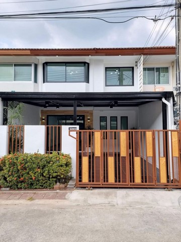 ม.ศุภาลัยวิลล์ วงแหวนปิ่นเกล้า-พระราม5 ซอย.18 เลขที่ 79/165  ถ.กาญจนาภิเษก ตำบลบางกรวย อำเภอบางกรวย จังหวัดนนทบุรี 11130 เนื้อที่ 21 ตรงว.หน้าบ้านกว้าง6เมตร3 ห้องนอน 2 ห้องน้ำ1 ห้องครัวตกแต่งใหม่ทั้งหมด ‬‭ จอดรถในบ้านได้ 1 คัน รปภรักษาความปลอดภัย กล้องCCTV 24 ชั่วโมง หน้าบ้านกว้าง 6 เมตร ถนนหน้าบ้านกว้างมากๆ สถานที่ใกล้เคียงLotus บางใหญ่ BigC Extra บางใหญ่ เซ็นทรัล เวสต์เกต ใกล้รถไฟฟ้าส