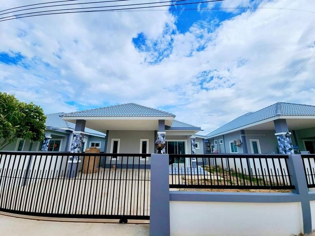 ขายบ้านใหม่โครงการบ้านเย็นใจเฟส 2 ใกล้โลตัสปราณบุรี อำเภอปราณบุรีจังหวัดประจวบคีรีขันธ์ เหลือ 2หลังสุดท้าย##รายละเอียดและติดตั้งทรัพย์-บ้านเดี่ยวโครงการบ้านเย็นใจเฟส 2 ตั้งอยู่ตำบลเขาน้อย อำเภอปราณบุรี จังหวัดประจวบคีรีขันธ์-หลังที่1ขนาดพื้นที่ 67 ตารางวา จำนวน 3 ห้องนอน 2 ห้องน้ำ 1 ห้องนั่งเล่น 1 ครัว สามารถจอดรถได้ 2 คัน  **ราคาเพียง 2.39 ล้านบาท-หลังที่ 2 ขนาด 76 ต