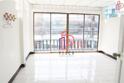 ขายทาวน์เฮ้าส์ 2 ชั้น หมู่บ้านอินทราวิลล่า 2 นอน 2 น้ำ ติดถนนกัลปพฤกษ์ ใกล้บิ๊กซี กัลปพฤกษ์ และ ใกล้รถไฟฟ้า BTS วุฒากาศ