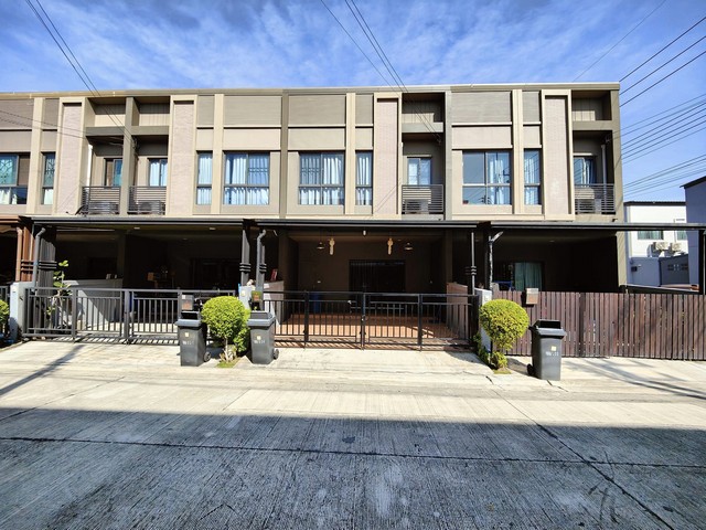 รหัสทรัพย์  P489โครงการ : เวิร์ฟ ติวานนท์-รังสิต | VERVE Tiwanon-Rangsit  ถนนติวานนท์ ตำบลบางกะดี อำเภอเมืองปทุมธานี จังหวัดปทุมธานนีพิกัด : https://goo.gl/maps/ZR9AS65SkG1Xeyr28จำนวนชั้น : 2 ชั้นพื้นที่ :  18 วาพื้นที่ใช้สอย : 110 ตร.ม.ต่อเติมหลังคาโรงรถ ต่อเติมครัว ห้องนอน : 3 ห้องห้องน้ำ : 2 ห้องที่จอดรถ : 2แอร์ 3 เครื่องราคาขาย : 2,490,000----------------------------------------------------ติดต่อสอบถามเพิ่มเติมคุณโอ๋ : 091-006-7725ID : @139bryrmหรือคลิกลิ้งค์ข้างได้เ