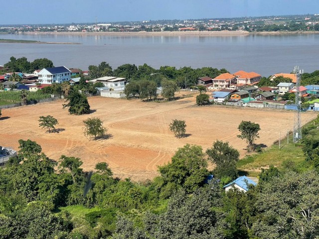 ขายที่ดินทำเลสวย ติดแม่น้ำโขง อำเภอเมืองจังหวัดมุกดาหาร จำนวน 19 ไร่#รายละเอียดและที่ตั้งทรัพย์-ที่ดินขนาด 19 ไร่ติดแม่น้ำโขง ด้านหน้าติดถนนสายหลักเส้น 212-ตั้งอยู่อำเภอเมือง จังหวัดมุกดาหาร-ใกล้หอแก้ว VT แหนมเนือง และโลตัสมุกดาหาร-เหมาะสำหรับสร้างโครงการบ้าน รีสอร์ท โรงเรียนหรือโรงพยาบาล***ราคาเพียง 92 ล้านบาท##สนใจติดต่อโทร0816198075