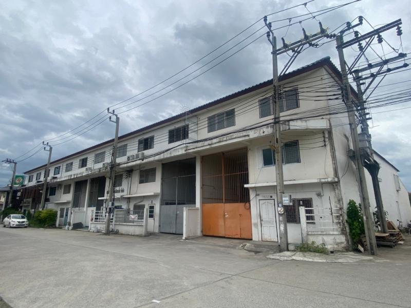 CH908-ST-RE ให้เช่าคลังสินค้า โกดัง สำหรับ SME ท่าอิฐ บางรักพัฒนา รัตนาธิเบศร์ พร้อมออฟฟิศให้เช่าโกดังคลังสินค้า ใกล้ถนนรัตนาธิเบศร์ ย่านท่าอิฐ บางรักพัฒนา บางบัวทอง เชื่อมต่อหลายเส้นทางหลัก ทั้ง ราชพฤกษ์ รัตนาธิเบศร์ กาญจนาภิเษก ติดต่อ : คุณชาญ 094-5695997VDO : https://vt.tiktok.com/ZSR6fPXAW/?k=1รายละเอียด- ขนาดพื้นที่ 300 ตรม. (50. ตรว.  โดยประมาณ)- พร้อมออฟฟิศ 3 ชั้น มี 3. มี 3 ห้องน้ำ- ชั้น 1 เป็นพื้นที่คลัง