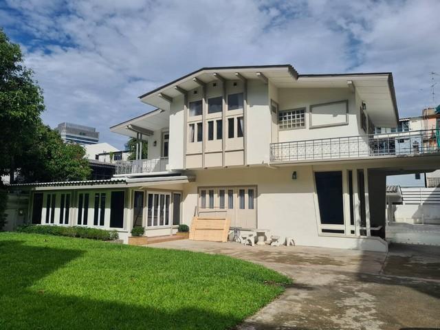 HR3011 ให้เช่าบ้านเดี่ยวหลังใหญ่ ซอยสุขุมวิท 44 พระโขนง-เอกมัย อยู่ระหว่างสถานี BTSพระโขนง กับสถานีเอกมัย เ พื้นที่ใช้สอย 650 ตารางเมตร นื้อที่ 375 ตารางวา เหมาะอยู่อาศัยหรือทำธุรกิจ **ไม่รับร้านอาหาร: ติดต่อ : คุณ เอก  :  061-241 4954   &   083-017 9463   : Line Id : eak2325: กดลิ้งค์เพื่อเเอดไลน์ครับ :  https://line.me/ti/p/A6pc3MToug     :  https://line.me/ti/p/OLEY0bJTsV     *** ราคาเช่า 350,000 - 400,000 บาท/เดือน ต่อรองได้ที่ตั้ง : ซอยสุขุมวิท 44 ถนนสุขุมวิท แขวงพระ