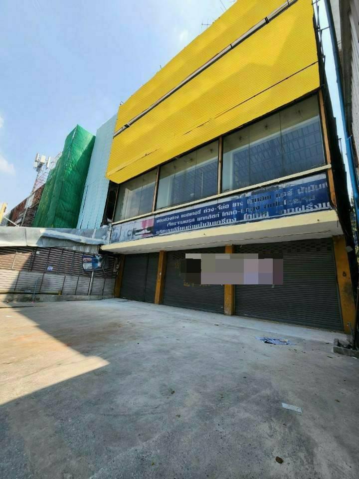 BR0064 ให้เช่าตึก 3 คูหา 4 ชั้น ใกล้สถานี BTSแบริ่ง ติดถนนสุขุมวิท บางนา พื้นที่ใช้สอยรวม 800 ตารางเมตร มีลิฟท์ขนของทุกชั้น เช่า120,000บาทค่าเช่า120,000บาท/เดือนประกัน6เดือน ล่วงหน้า1เดือน สัญญาขั้นต่ำ3ปีที่ตั้ง BTS แบริ่ง แขวง บางนา เขตบางนา กรุงเทพมหานคร 10260: ติดต่อ : คุณ เอก  :  061-241 4954   &   083-017 9463   : Line Id : eak2325: กดลิ้งค์เพื่อเเอดไลน์ครับ :  https://line.me/ti/p/A6pc3MToug     :  https://line.me/ti/p/OLEY0bJTsVให้เช่าตึกแถว 3 คูหา 4 ชั้น ใกล้สถ