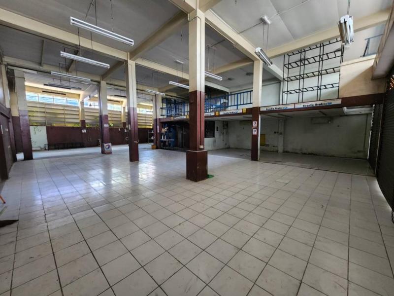 ให้เช่าตึก 3 คูหา 4 ชั้น ใกล้สถานี BTSแบริ่ง ติดถนนสุขุมวิท บางนา พื้นที่ใช้สอยรวม 800 ตารางเมตร มีลิฟท์ขนของทุกชั้น