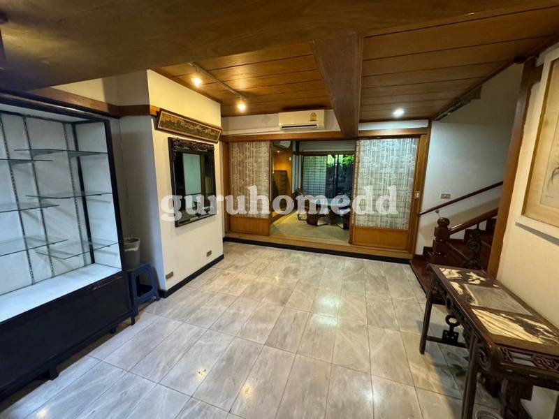 ghd000172R ให้เช่า ทาวน์เฮ้าส์ 4 ชั้น ม.ชิชา คาสเซิล สุขุมวิท ซอย 31 ขนาด 33 ตรว 3นอน 5น้ำ พร้อม น้ำตกในสวนหลังบ้าน