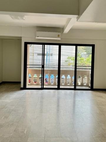 C4300 ให้เช่าโฮมออฟฟิศ 4 ชั้น พื้นที่ 550 ตรม. สุขุมวิทซอย 4 มีดาดฟ้า ใกล้BTSนานา ใกล้สวนเบญ