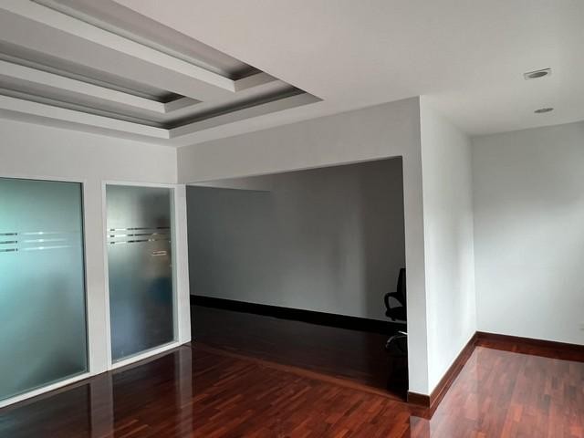 C4292 ให้เช่าโฮมออฟฟิศ 3 ชั้นครึ่ง หมู่บ้านหงษ์นคร ซอยสุขุมวิท 54 รีโนเวทใหม่ ใกล้BTSอ่อนนุช ใกล้ทางด่วน