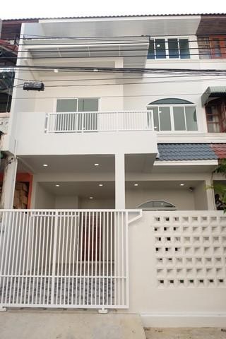 C4291 ขายทาวน์โฮม 3 ชั้น รีโนเวทใหม่ ถนนสุขุมวิท 101ทับ1 ซอยประวิทย์และเพื่อน ใกล้ซีคอนสแควร์