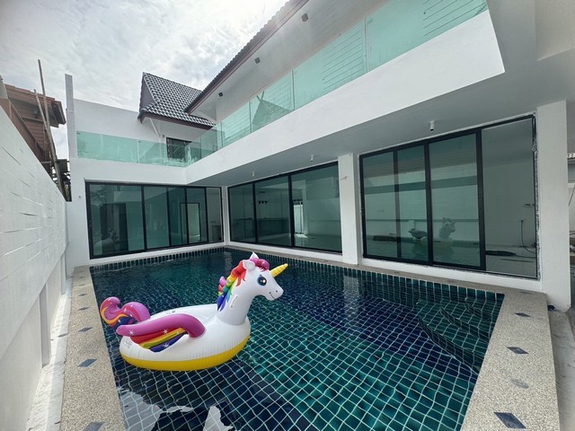 ขายพลูวิลล่ารีโนเวทใหม่ใกล้หาดในยางภูเก็ต ขายราคา พิเศษ 8,990,000 ล้านบาทจุดเด่น: 4ห้องนอน4ห้องน้ำ วิลล่าสองชั้น ขนาดที่ดิน 316 ตร.ม. หรือ 79 ตร.ว.  พื้นที่บิวท์อิน 450 ตร.ม.  วิลล่าไม่ได้อยู่ในโครงการ ไม่รวมเฟอร์นิเจอร์ รวมครัวบิวท์อินและ Island kitchen สระว่ายน้ำส่วนตัวทำเลทอง: เพียง 3 นาทีขับรถถึงหาดในยาง และ 8 นาทีถึงสนามบินนานาชาติภูเก็ตMOB/ WhatsApp 063-0140888Line/ jeedylee    ที่ตั้ง:ตำบลสาคู อำเภอถ