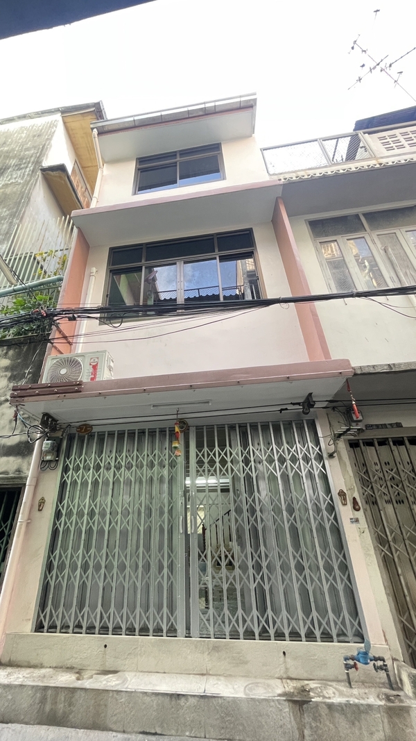ขายตึกแถว 3 ชั้น ใกล้วัดนาคปรก ใกล้รถไฟฟ้าสถานีวุฒากาศ รีโนเวทใหม่ ราคาถูก