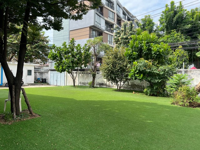 HS666ขายที่ดินพร้อมบ้าน เนื้อที่ 323 ตรว.ซอยเอกมัย 22 เหมาะสร้างสำนักงาน บ้าน ที่อยู่อาศัย