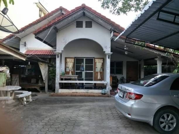 ขายด่วน 8.5 ล. เท่านั้น 121 ตรว. #โซนคูเมือง #บ้านพร้อมที่ดินในเมือง #ใกล้วัดโลกโมฬี #ใกล้รพ.เชียงใหม่​ ราม #เหมาะรีโนเวท ​#สร้างหอพัก #อพาร์ทเม้น121 ตรว.​หน้า​กว้าง 18.27 ม.​ลึกประมาณ​ 27 ม.บ้านครึ่งไม้ 2 ชั้น 3 ห้องนอน 1 ห้องน้ำครัวนอกบ้านบ้านชั้นเดียว2 ห้องนอน 1 ห้องน้ำห้องน้ำนอกบ้านขายด่วนยกแปลง​เพียง 8.5 ล. เท่านั้น​ ค่าโอน​ภาษี 50/50บริ​การยื่น​สินเชื่อ​ทุก​ธนาคาร​ฟรี​ ไม่มีค