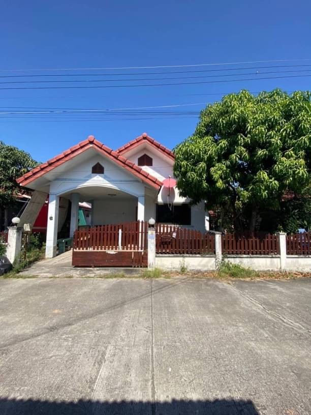 โซนดอยสะเก็ด ขายเพียง 1.29 ล.เท่านั้น 48 ตรว. บ้านเดี่ยวชั้นเดียว #ธีรยา #แม่คือ #ใกล้ตลาดแม่คือ เดินทางสะดวกสบาย เข้าเมืองเพียง 25 นาทีเนื้อที่ 48 ตารางวา 3 ห้องนอน 2 ห้องน้ำ1 ห้องโถง 1 ห้องครัว1 ที่จอดรถสถานที่ใกล้เคียง- ตลาดสดแม่คือ                             2.7        กิโลเมตร- วัดบ่อสร้าง                                   2.7        กิโลเมตร- ตลาดอุ้ยทา (แยกบ่อสร้าง)             4          กิโลเมตร- สำนักงานเทศบาลตำบลแม่คือ      4.3         กิ