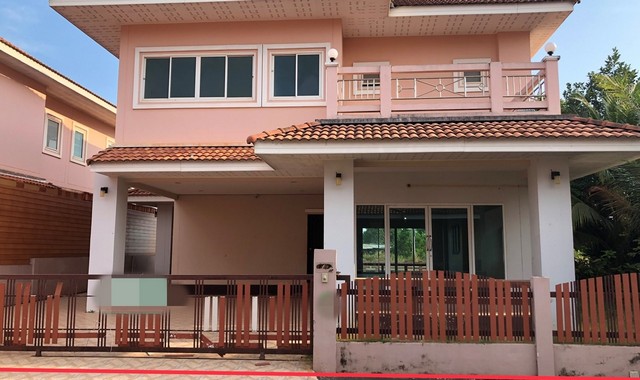 รายละเอียดเพิ่มเติมCode ID  :    PKK02-14813ราคาขาย       4,800,000 บาท- ขนาดพื้นที่ :    89.90 ตร.ว - พื้นที่ใช้สอย :    243 ตร.ม- จำนวนห้อง :    3 ห้องนอน 3 ห้องน้ำ- ที่จอดรถ :    1-2 คัน- บ้านเดี่ยว  :    2 ชั้น- บ้านเดี่ยวหันทางทิศ : -- อายุอาคาร :    10 ปีพิกัดทรัพย์   :   https://maps.app.goo.gl/XDBCXzvWpbNJRuNk9สถานที่ใกล้เคียง- ใกล้บิ๊กซี ซูเปอร์เซ็นเตอร์ สุราษฎร์ธานี- ใกล้โลตัส เอ็กซ์เพลส ท่าทองใหม่- ใกล้โรงเรียนวัดท่าทอง- ใกล้โรงเรียนวัดโพธิ์