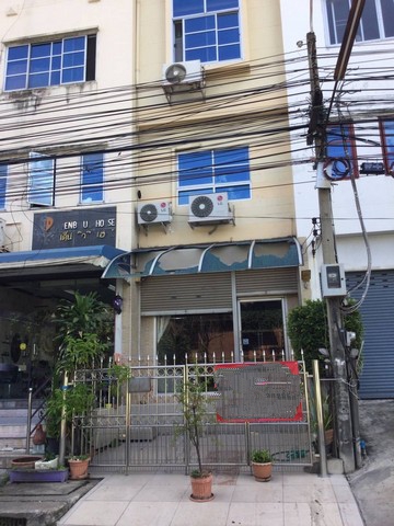 ขายอาคารพาณิชย์ 4 ชั้น เนื้อที่ 17 ตารางวา 3นอน 1น้ำ หิ้วกระเป๋าอยู่ได้เลยขายถูกมากๆ อาคารพาณิชย์ 4 ชั้น เนื้อที่ 17 ตารางวา เจ้าของจะไปต่างประเทศขนาด 3 นอน 1 ห้องพระ 4 น้ำ ให้ทุกอย่างในบ้าน หิ้วกระเป๋าอยู่ได้เลย เข้าได้ 3 ทาง รามคำแหง 21,เลียบด่วน, รามคำแหง 39( เทพลีลา)ราคาขาย 5.9 ล้านบาทสถานที่ใกล้เคียง1. เดอะ สตรีท รัชดา2. เซ็นทรัล พระราม 93. โชว์ ดีซี4. ศูนย์วัฒนธรรมแห่งประเท