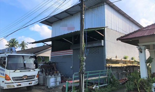 รายละเอียดเพิ่มเติมCode ID  :    PKK02-14784ราคาขาย        9,774,000 บาท- ขนาดพื้นที่ :    331 ตร.ว (3 งาน / 31 ตร.ว)- พื้นที่ใช้สอย :    252 ตร.ม- จำนวนห้อง :   4 ห้องนอน 4 ห้องน้ำ- ที่จอดรถ :    1-2 คัน- บ้านเดี่ยว :      1 ชั้น- บ้านเดี่ยวหันทางทิศ : -- อายุอาคาร :    14 ปีพิกัดทรัพย์   :   https://maps.app.goo.gl/sySbPXQ7YD24t4V3Aสถานที่ใกล้เคียง- ใกล้บิ๊กซี มาร์เก็ต เกาะพะงัน- ใกล้แม็คโคร เกาะพะงัน - ใกล้โลตัส โกเฟรช ซูเปอร์มาร์เก็ต เกาะพะงัน - ใกล้โรงพยาบ�