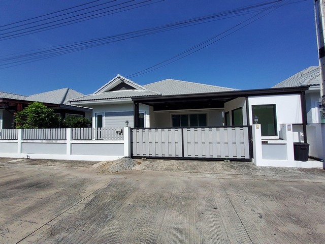   รายละเอียดเพิ่มเติม Code ID :  PSC00748  ราคาขาย  2,057,000  บาท- ขนาดพื้นที่ :   52.00 ตร.ว.- พื้นที่ใช้สอย :  100.00 ตร.ม.- จำนวนห้อง :  2 ห้องนอน 2 ห้องน้ำ 3  - ที่จอดรถ :  1  คัน พิกัดทรัพย์ :  https://maps.app.goo.gl/6pmyU57Qh4hsjhxi6    สถานที่ใกล้เคียง- ใกล้  วัดโป่งตามุข- ใกล้   ตลาดสยามนินจา - ใกล้  วัดบ้านไร่- ใกล้   โรงเรียนวัดบ้านไร่สอบถามเพิ่มเติม/นัดชมโทร. 097-419-5982(พลอย)โทร. 096-932-4624(ออมสิน)Line : @panaya (มี@ด้านหน้า)ปรึกษาสินเชื่อฟรี One Stop Service ดูแลต