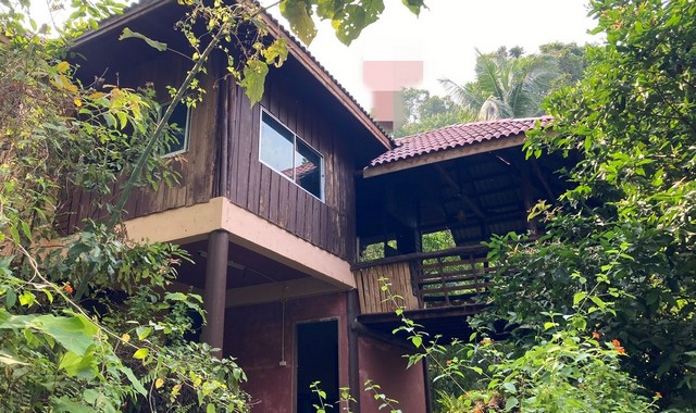 รายละเอียดเพิ่มเติมCode ID  :    PKK02-13748ราคาขาย        4,713,000 บาท- ขนาดพื้นที่ :    632 ตร.ว (1 ไร่ / 2 งาน / 32 ตร.ว)- พื้นที่ใช้สอย :    113.20 ตร.ม- จำนวนห้อง :   3 ห้องนอน 2 ห้องน้ำ- ที่จอดรถ :    1-2 คัน- บ้านครึ่งตึกครึ่งไม้ :      2 ชั้น- บ้านครึ่งตึกครึ่งไม้หันทางทิศ : -- อายุอาคาร :    10 ปีพิกัดทรัพย์   :   https://maps.app.goo.gl/ZTZWef5LYRsoz9Yb9สถานที่ใกล้เคียง- ใกล้บิ๊กซี มาร์เก็ต เกาะพะงัน- ใกล้แม็คโคร เกาะพะงัน - ใกล้โรงพยาบาลเกาะพะงัน - ใกล�