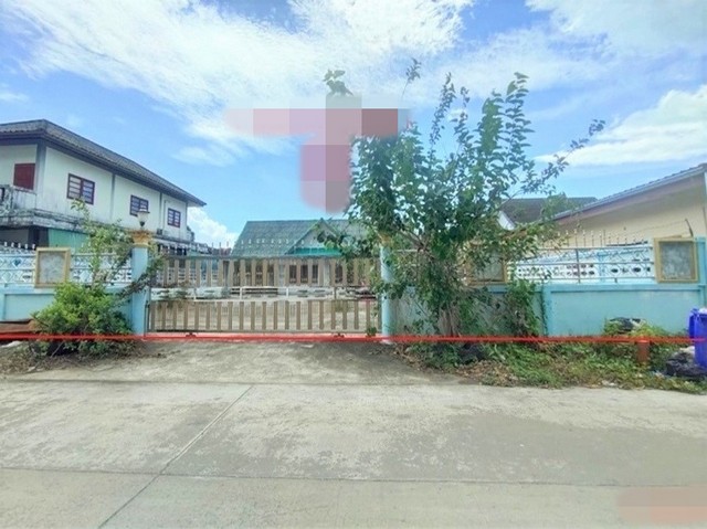 รายละเอียดเพิ่มเติมCode ID :   PKK02-10606ราคาขาย           2,457,000 บาท- ขนาดพื้นที่ :   207.80 ตร.ว (2 งาน / 7.80 ตร.ว) - พื้นที่ใช้สอย :     175 ตร.ม- จำนวนห้อง :  3 ห้องนอน 2 ห้องน้ำ- ที่จอดรถ :     1-2 คัน- บ้านเดี่ยว :      1 ชั้น- บ้านเดี่ยวหันทางทิศ : -- อายุอาคาร :   13 ปีพิกัดทรัพย์  :     https://maps.app.goo.gl/xhSz8B2DT1PjXAu6A สถานที่ใกล้เคียง- ใกล้โลตัส โกเฟรช ดอนสัก สุราษฎร์ธานี - ใกล้โรงพยาบาล ดอนสัก - ใกล้มินิบิ๊กซี​ สาขาอำเภอดอนสัก- ใกล้วัดดอนสัก