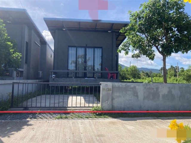 รายละเอียดเพิ่มเติมCode ID :   PKK02-15983ราคาขาย           2,137,000 บาท- ขนาดพื้นที่ :   40.90 ตร.ว  - พื้นที่ใช้สอย :     103.57 ตร.ม- จำนวนห้อง :  2 ห้องนอน 2 ห้องน้ำ- ที่จอดรถ :     1-2 คัน- บ้านเดี่ยว :      1 ชั้น- บ้านเดี่ยวหันทางทิศ : -- อายุอาคาร :   5 ปีพิกัดทรัพย์  :     https://maps.app.goo.gl/TFMYTH1VwjoiXotP8 สถานที่ใกล้เคียง- ใกล้โลตัส โกเฟรช ซูเปอร์มาร์เก็ต หน้าทอน- ใกล้โลตัส โกเฟรช สาขาตลาดศรีฟ้า สมุย- ใกล้โรงพยาบาลเกาะสมุย- ใกล้ตลาดสดศรีฟ�