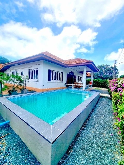 ใหญ่มาก  อุทยานแห่งชาติเขาแหลมหญ้า ให้เช่าพูลวิลล่าถูก 105ตรว. 454ตรม.หาดแม่รำพึง 34,998B-M 4นอน 4น้ำ 5แอร์ 3จอดรถ มีสระว่ายน้ำส่วนตัว บ้านเพ Very Large pool villa for rent 105sq.wa.Mae Ramphueng Beach 454sq.m. 34,998B-M 4bed 4bath 5A/C 3parking has a private swimming pool. BanPhe KhaoLaemYa National Parkถ.หาดรำพึง ตำบลเพ อำเภอเมืองระยอง ระยอง 21160104ตรว.     104aq.wa 450ตรม.     450sq.m.4 ห้องนอน4 ห้องน้ำ 1 ห้องรับแขก4 เครื่องทำน้ำอุ่น 1 ห้องครัวบิ้วท์อิน5 แอร์ ครบ3 จอดรถสถานที่ใกล้เคียงหาดแม่รำพึง ไ�