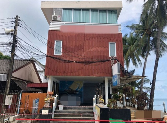 รายละเอียดเพิ่มเติมCode ID :   PKK02-15584ราคาขาย          19,580,000 บาท- ขนาดพื้นที่ :    47 ตร.ว  - พื้นที่ใช้สอย :     371.25 ตร.ม- จำนวนห้อง :  6 ห้องนอน 4 ห้องน้ำ- ที่จอดรถ :     1-2 คัน- บ้านเดี่ยว :      3 ชั้น- บ้านเดี่ยวหันทางทิศ : -- อายุอาคาร :   14 ปีพิกัดทรัพย์  :       https://maps.app.goo.gl/XarSgyCBwHus6NoG7 สถานที่ใกล้เคียง- ใกล้เทสโก้ โลตัส บ้านแม่น้ำ เกาะสมุย สุราษฎร์ธานี- ใกล้วัดภูเขาทอง- ใกล้น้ำตกโตนเรือ- ใกล้บิ๊กซี เกาะสมุยสอบถามเพิ่ม�